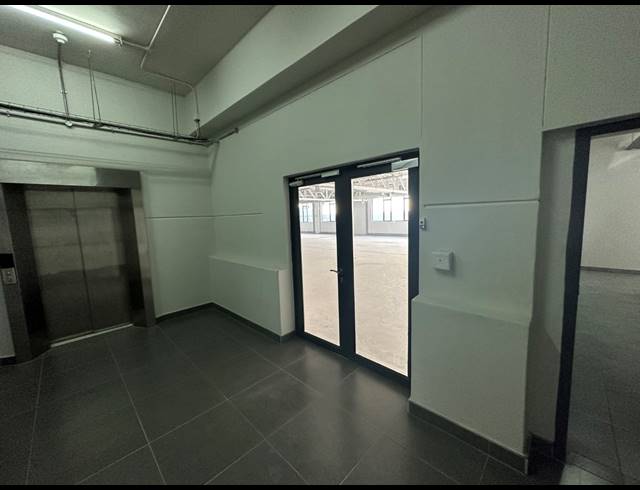 628M² OFFICE TO LET IN SALT RIVER
